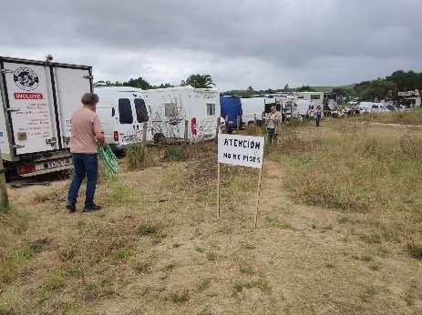 Salvar Oyambre cierra de forma simbólica la zona dunar usada como aparcamiento Salvar Oyambre cierra de forma simbólica la zona dunar usada como aparcamiento