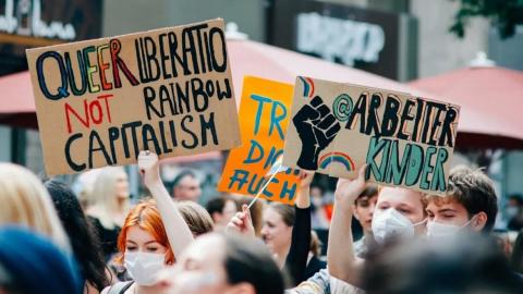 Tiempo de paz en la Nación Queer. Asimilación, homonacionalismo y el declive de la lucha de clases Tiempo de paz en la Nación Queer. Asimilación, homonacionalismo y el declive de la lucha de clases