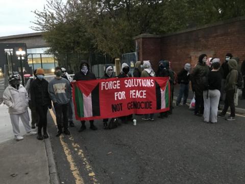Manifestantes bloquean fábrica de armas de Sheffield y lanzan pintura contra Palantir en Londres