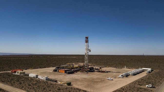 Extractivismo-vaca-muerta-torre-de-fracking-Foto-Juan-Pablo-Barrientos.jpg