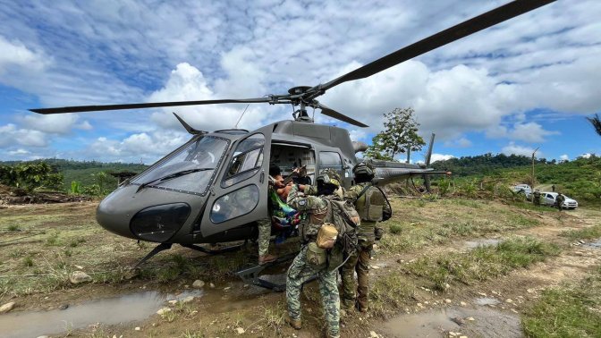 Operativo militar en el norte de Esmeraldas en el que se habría detenido a presuntos miembros del Frente Óliver Sinisterra. Foto: Cortesía Ejército del Ecuador