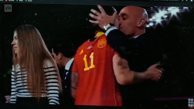 TV-UNAM-EL-MUNDO-TRAS-UN-BALO╠uN-El-beso-espan╠aol-1-scaled.jpg