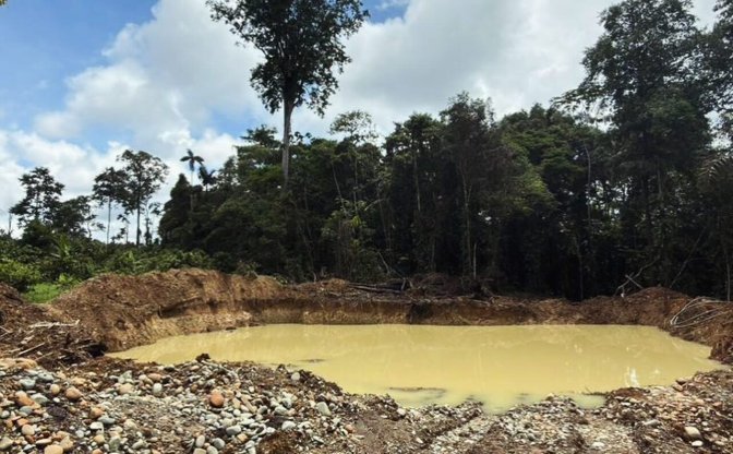 Piscina de procesamiento de la minería ilegal de oro. Foto: Cortesía Armada del Ecuador