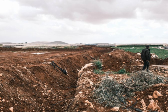 Atouf: las excavaciones y la carretera militar para la construcción de la barrera de 22 km.
