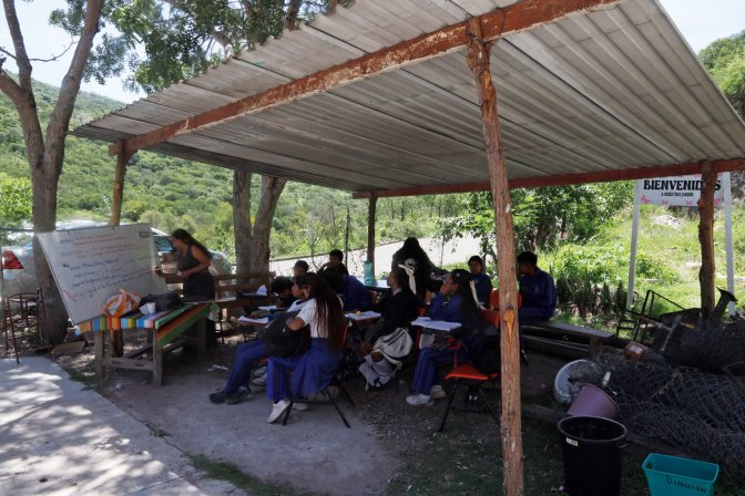 Niñas y niños indígenas de Tlapa siguen sin su nueva escuela, pese a amparo que ganaron