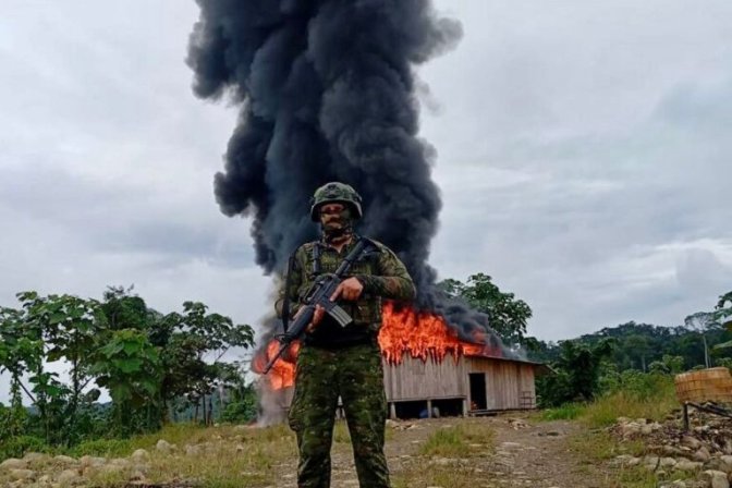 Presunto campamento de minería ilegal en Ecuador incendiado