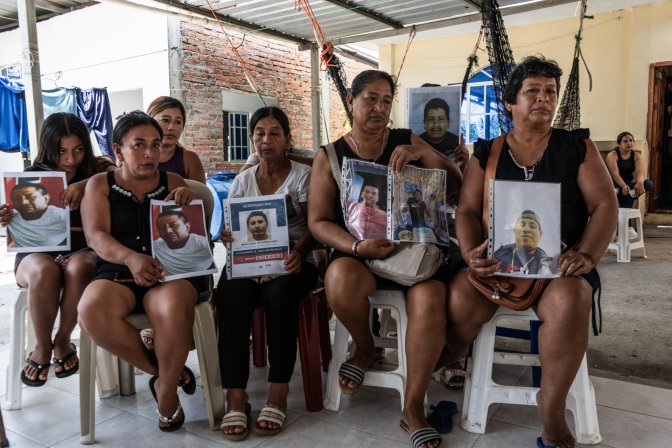 Madres, esposas y hermanas de los pescadores desaparecidos de la embarcación Fiorella. Foto: cortesía Billy Navarrete
