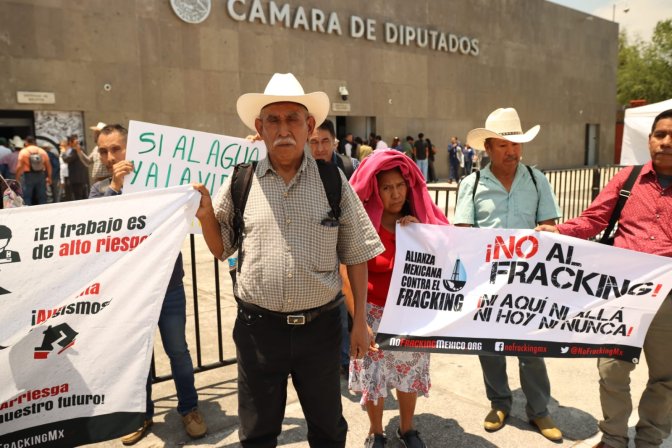 Representantes de comunidades de la Huasteca potosina protestando contra el fracking afuera de la Cámara de Diputados en México