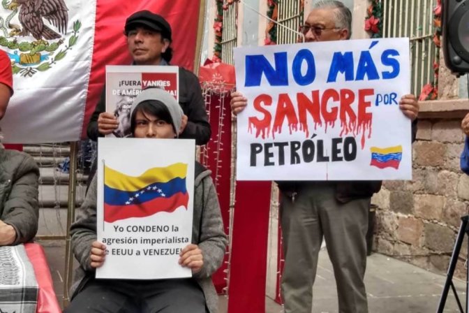 Ciudad de México | Desinformémonos. Integrantes de organizaciones sociales, intelectuales y docentes universitarios realizaron un acto político de solidaridad con Venezuela y en rechazo a la intervención de Estados Unidos tras la detención de Nicolás Maduro. La movilización buscó alertar sobre posibles riesgos para México y exigir un pronunciamiento del Congreso y del Senado en defensa de la soberanía nacional.