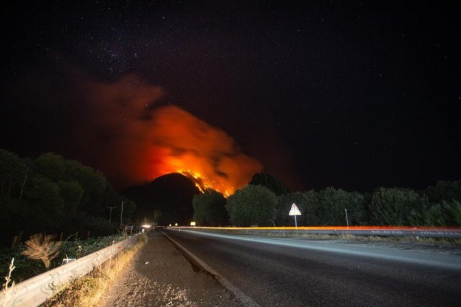 Incendios en Chubut, llamas en la noche, vistas desde la ruta