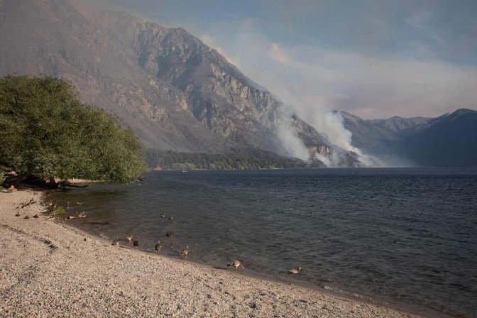 Incendios en Chubut, humo sobre el agua