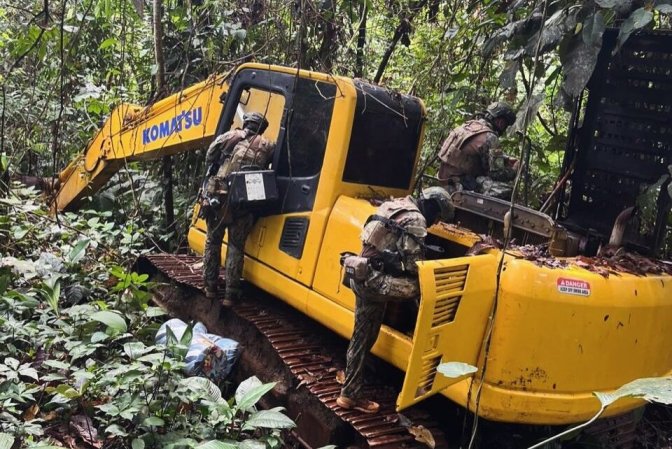 Miembros de la Armada revisan maquinaria usada en la minería ilegal en territorio chachi. Foto: Cortesía Armada del Ecuador