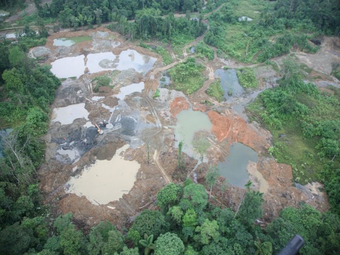 Daños por operaciones mineras. Santiago-Cayapas. Drenaje del río, provincia de Esmeraldas, noroeste de Ecuador. Foto: cortesía Windsor Aguirre.