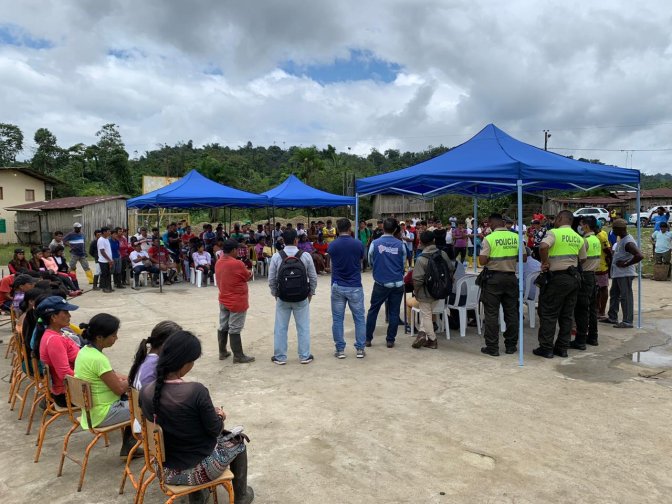Defensoría del Pueblo en reunión con dos comunidades Chachi para hablar de la defensa del territorio. Foto: Cortesía Raquel Quiñónez.
