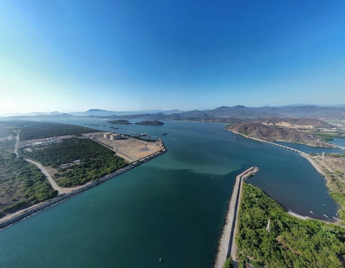 Panoramica-del-vaso-2-en-primer-plano-la-regasificadora-el-canal-de-tepalcates-de-entrada-de-agua-de-mar-y-la-conexion-con-los-vasos-3-y-4.jpg