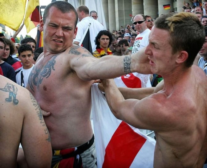 TV-UNAM-EL-MUNDO-TRAS-UN-BALO╠uN-Hooligans.jpg