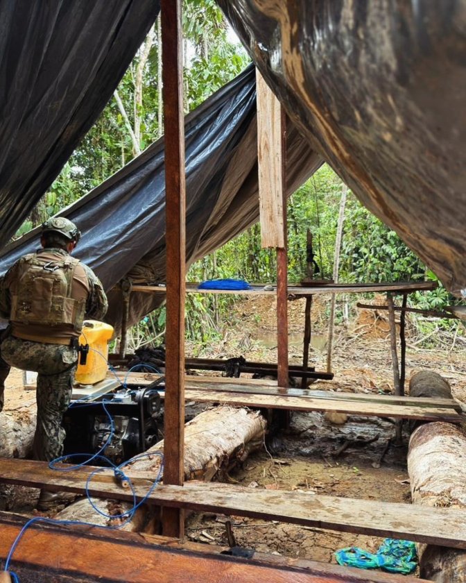 Un campamento minero improvisado en la zona afectada. Foto: Cortesía Armada del Ecuador